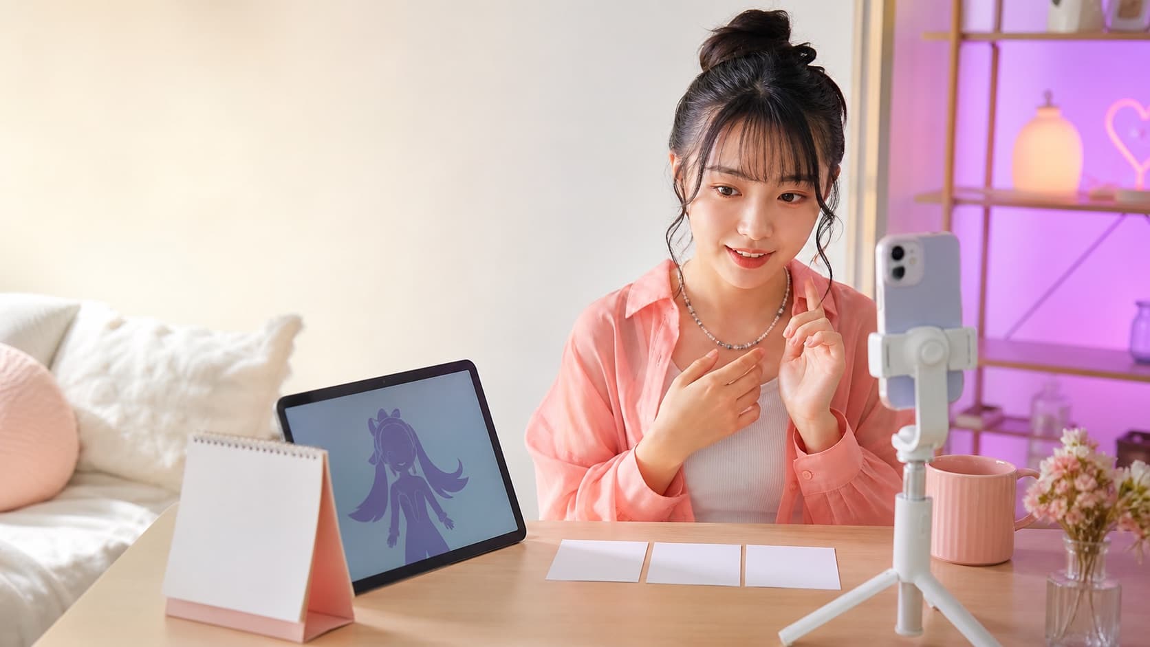 IRIAMの初配信に向けて立ち絵と話題カードを準備する女性