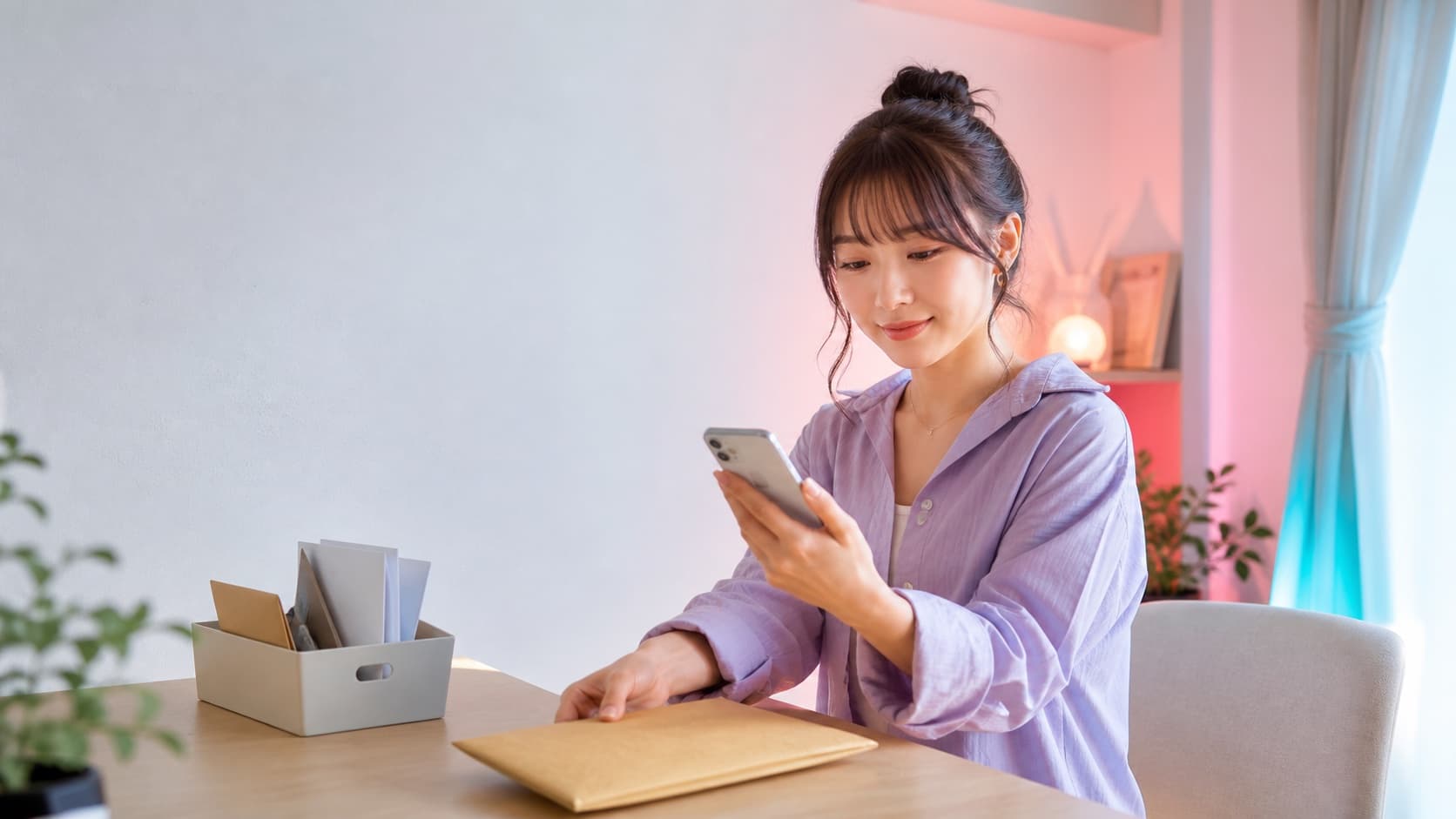 郵便物を伏せスマホの位置情報設定を確認して住所バレを防ぐ女性