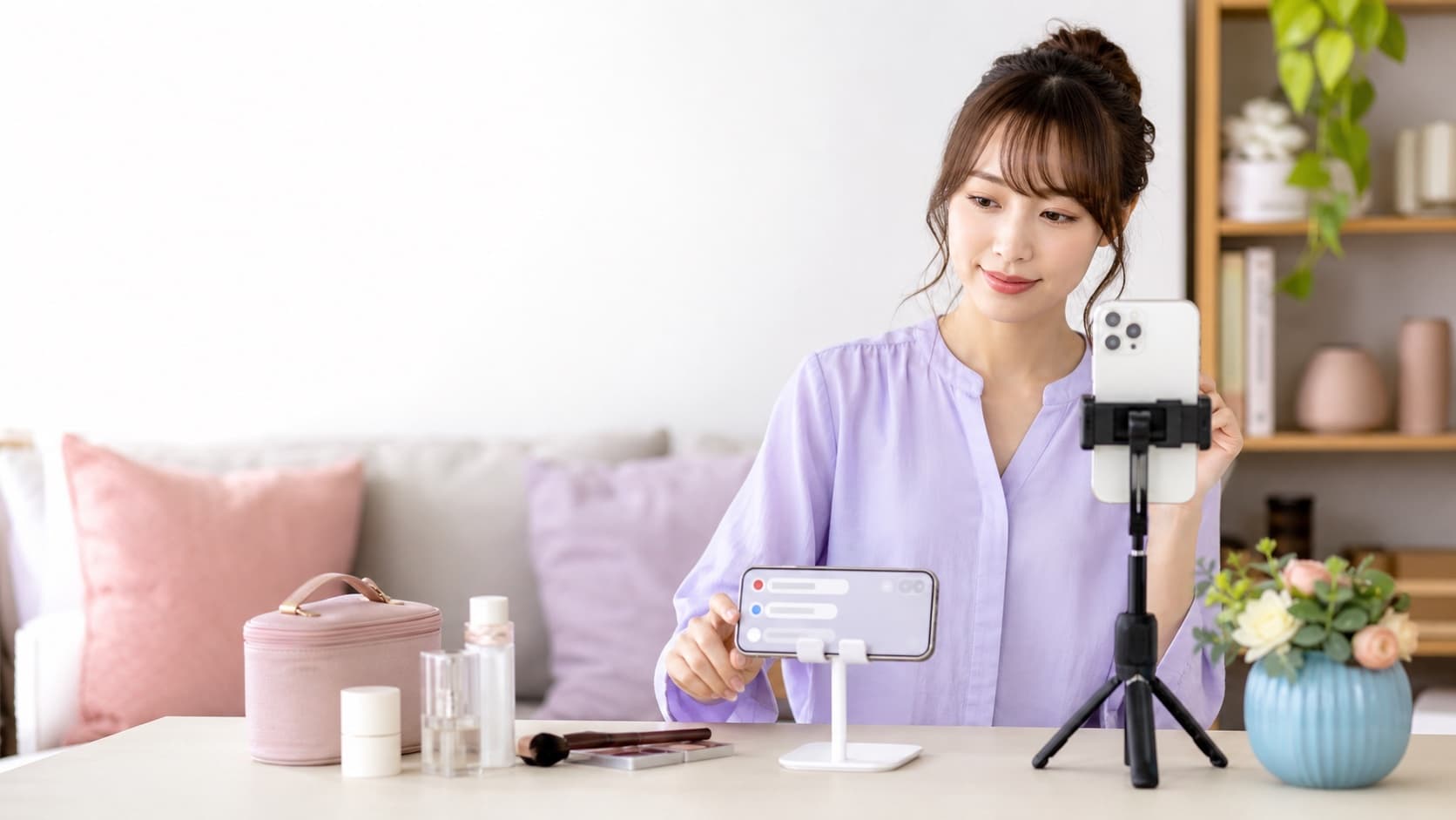 メイン配信用スマホとコメント確認用サブスマホを2台で使う女性