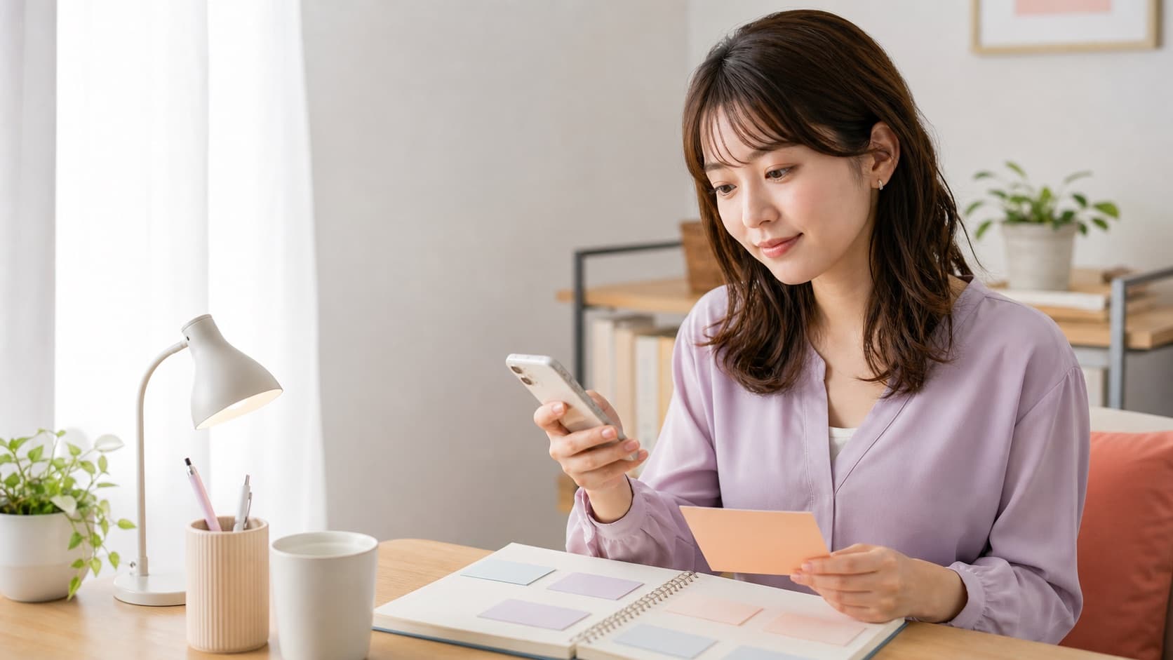 オンラインの誹謗中傷の証拠を記録し相談先を確認する女性