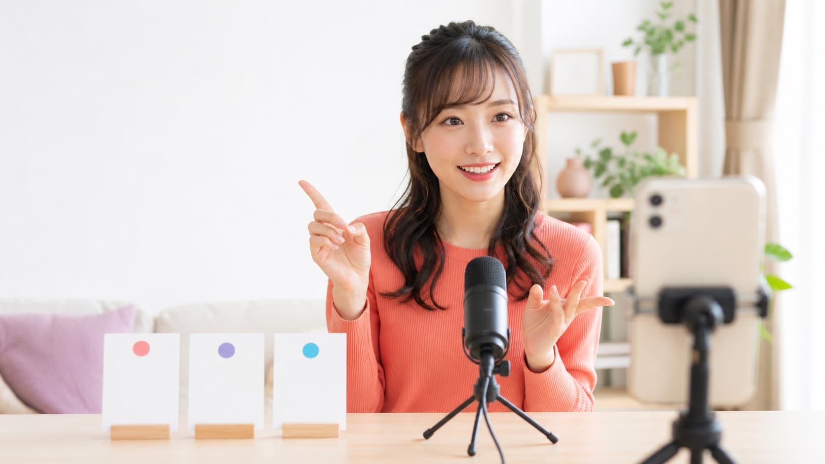 3枚のキューカードを見ながらスマホ配信で自己紹介を練習する女性