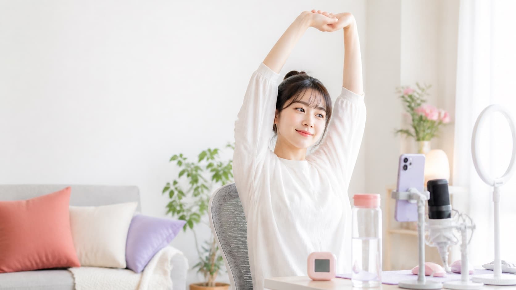 長時間配信の途中でスマホを止め椅子の横で休憩とストレッチをする女性